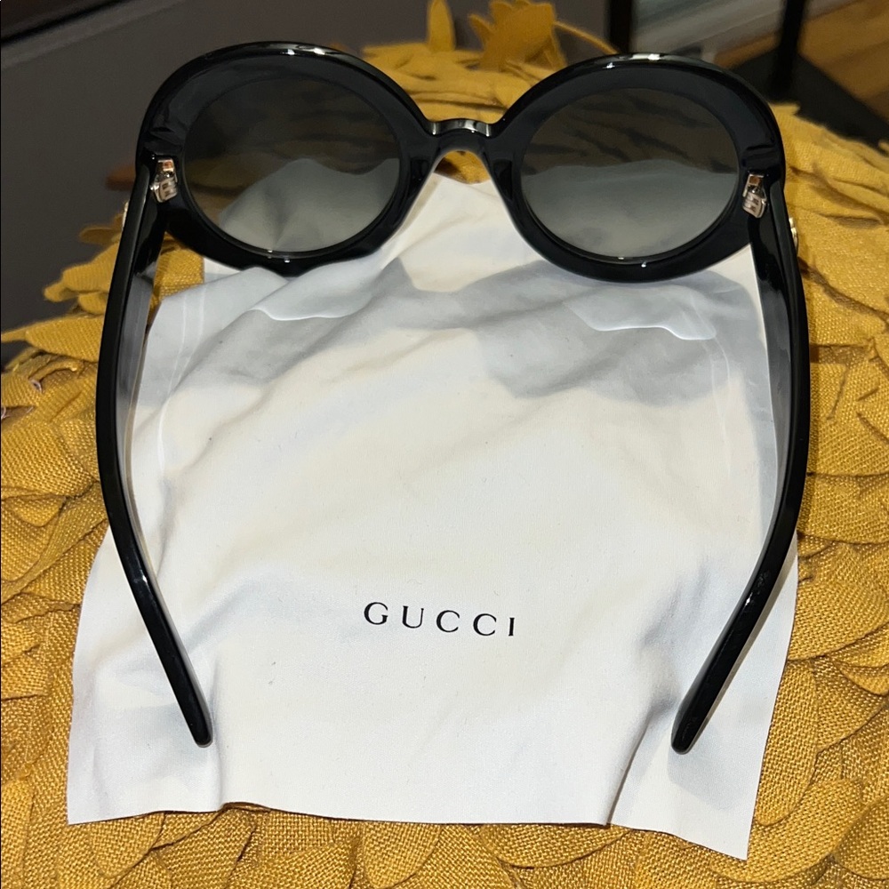 Gucci Black Sunglasses with Logo Case Big face🔥🔥🔥 make a offer. These are new😎 - Picture 5 of 9